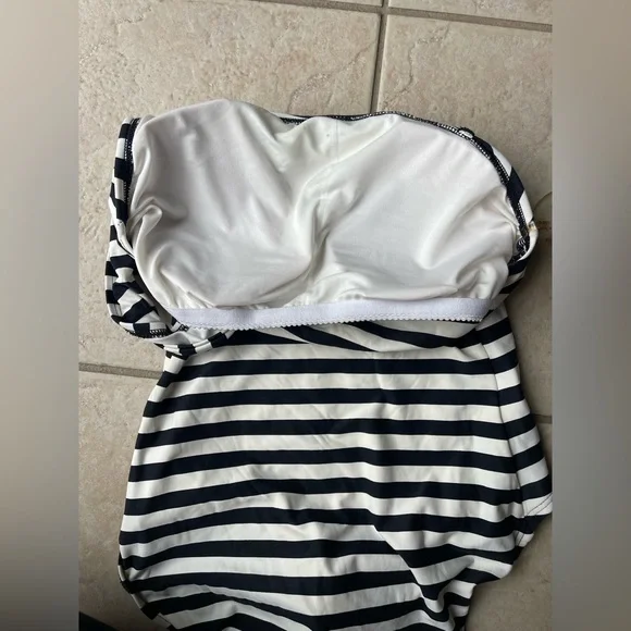 Michael Kors one shoulder black & white stripes swimsuit size 8 - Picture 8 of 8